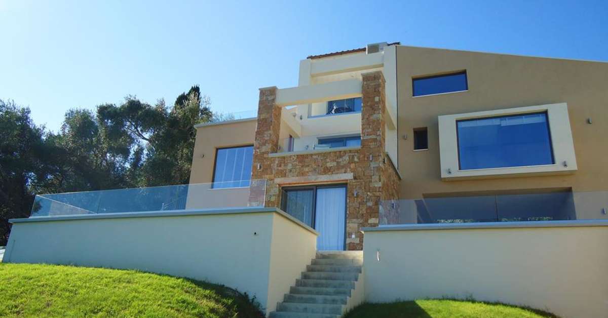Een foto van de buitenkant van Golden Bay Suites