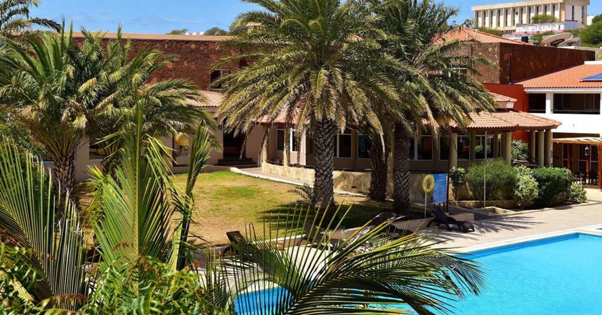Een foto van het zwembad bij Pestana Tropico