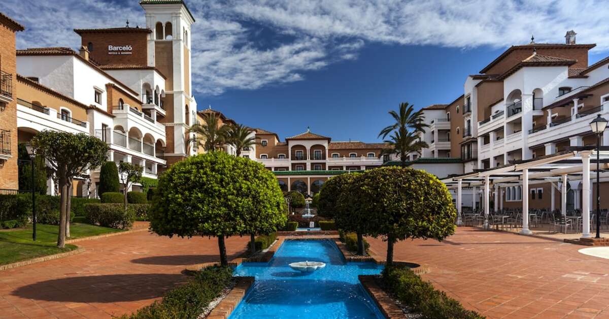 Een foto van het zwembad bij Barcelo Isla Canela