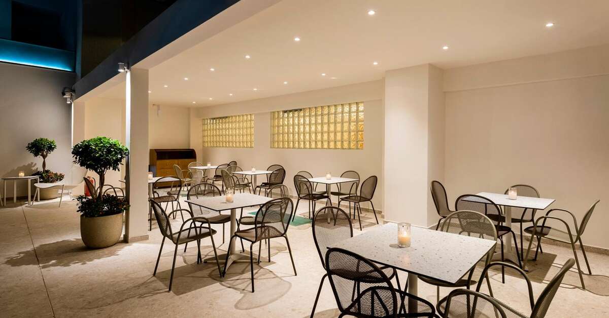 Een foto van het terras bij Acandia Hotel