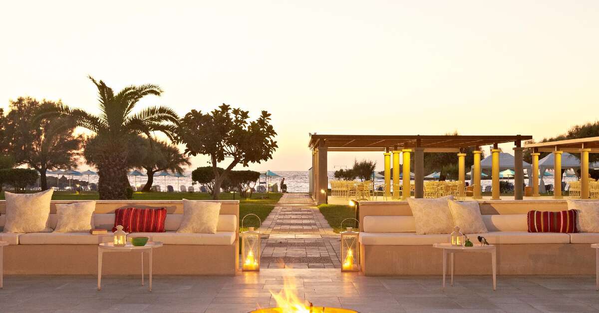 Een foto van het terras bij Grecotel Meli Palace
