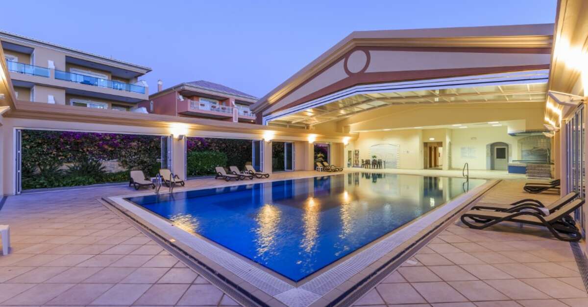 Een foto van het zwembad bij Lakeside Country Club