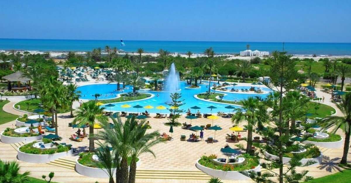 Een foto van het zwembad bij Djerba Plaza Thalasso & Spa