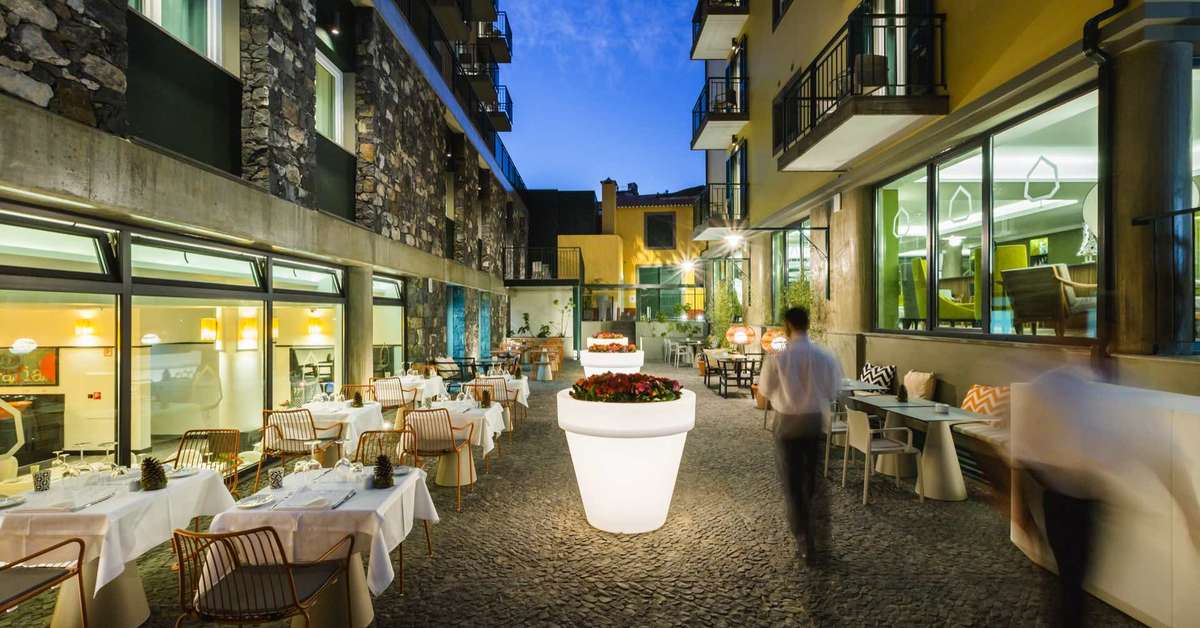 Een foto van het terras bij Castanheiro Boutique Hotel
