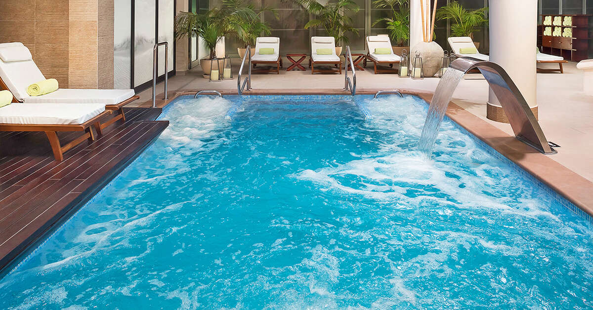 Een foto van het zwembad bij Palacio de Sancti Petri Gran Melia