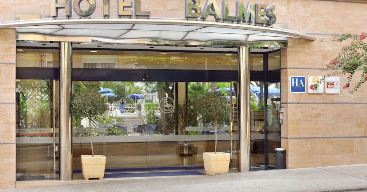 Een foto van de buitenkant van GHT Balmes Hotel Aparthotel & Splash