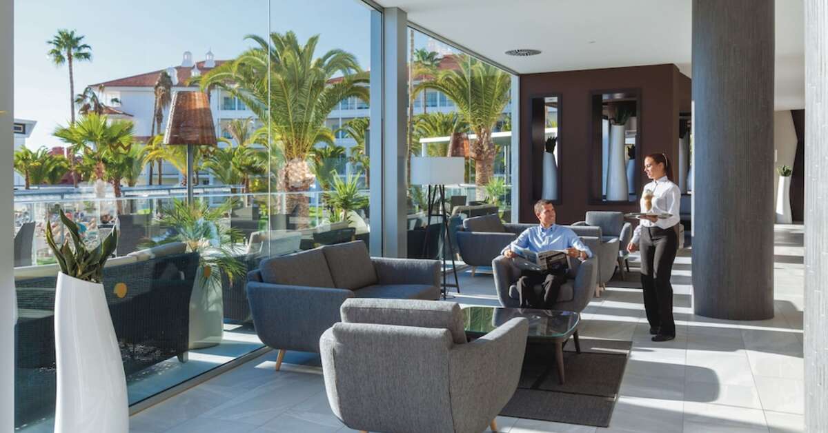 Een foto van het interieur van Riu Arecas