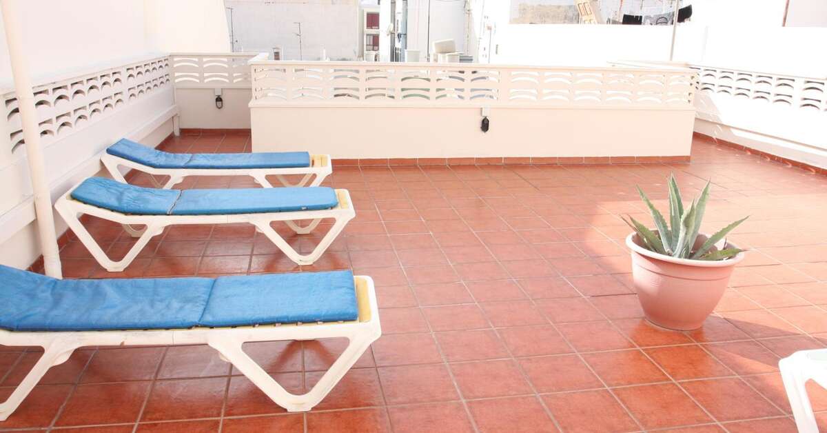 Een foto van het terras bij Catalina Park Appartementen