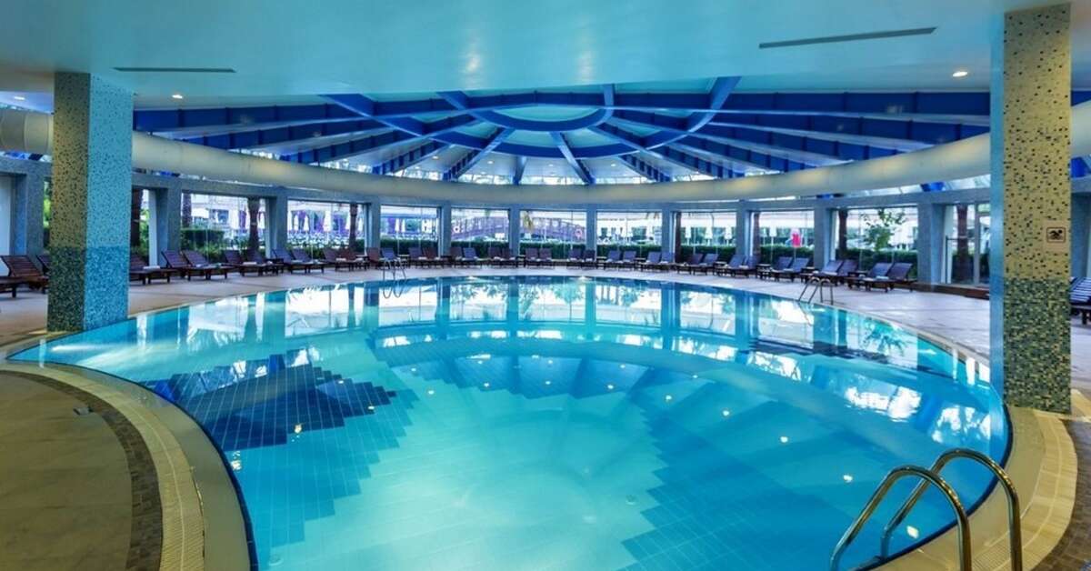 Een foto van het zwembad bij Mukarnas Spa Resort