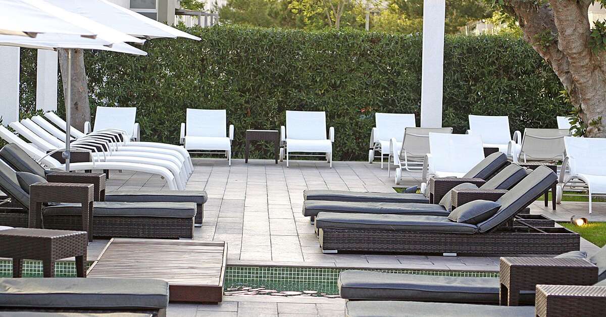 Een foto van het terras bij BG Caballero Hotel