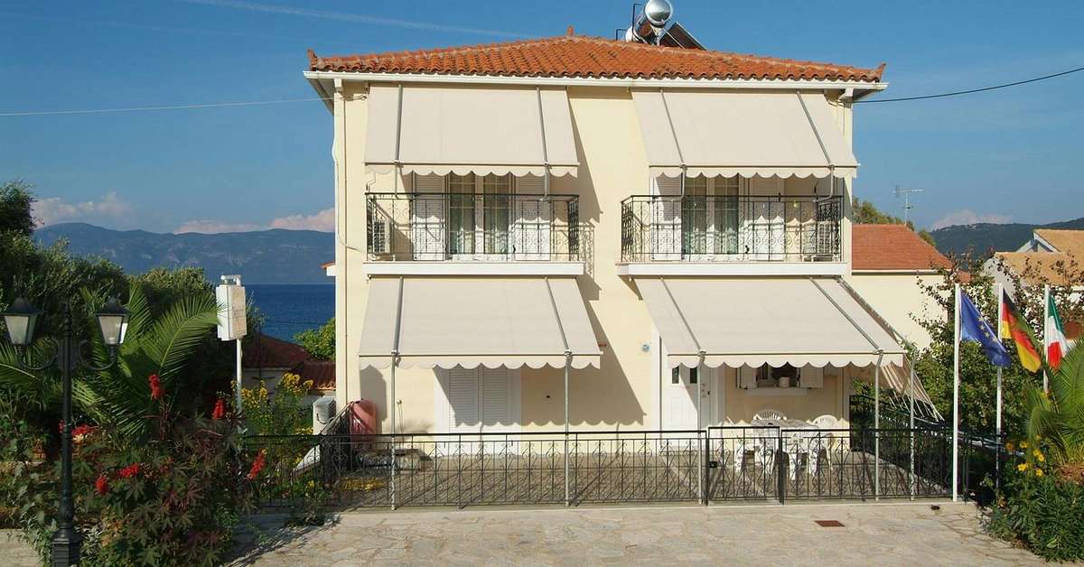 Een foto van de buitenkant van Dimitris Studios