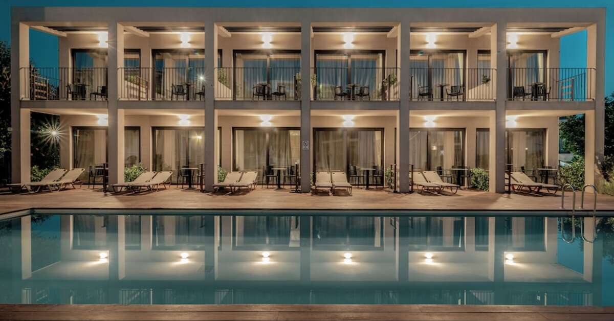 Een foto van het zwembad bij New Beach Hotel