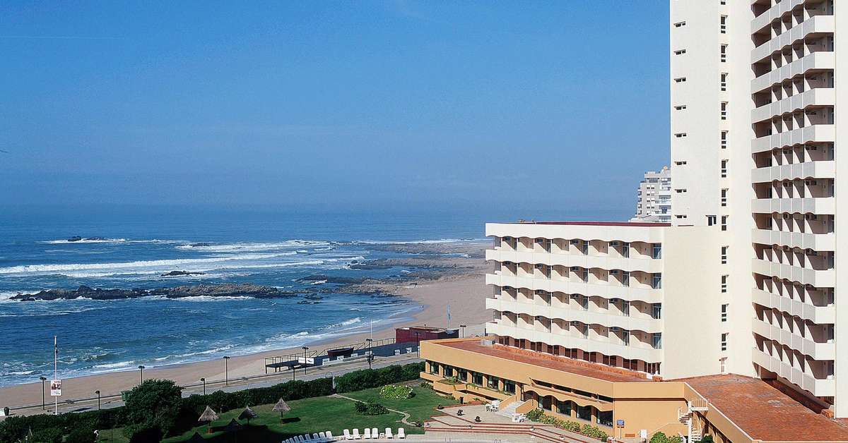 Een foto van het zwembad bij Axis Vermar Beach Hotel