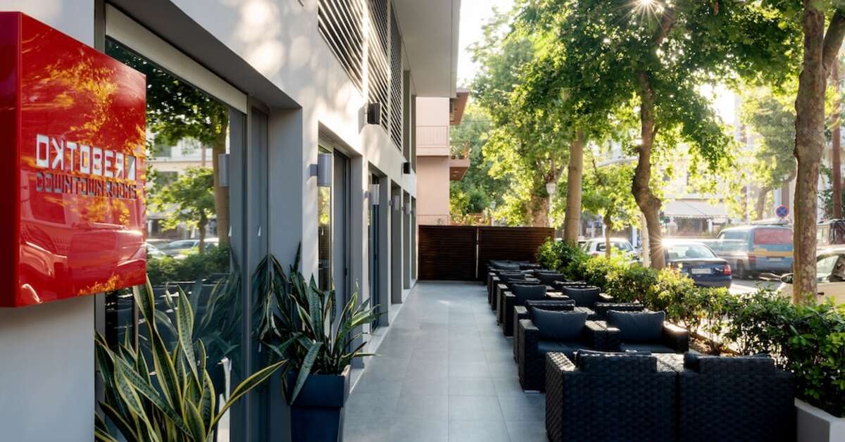 Een foto van het terras bij Oktober Downtown Boutique Hotel