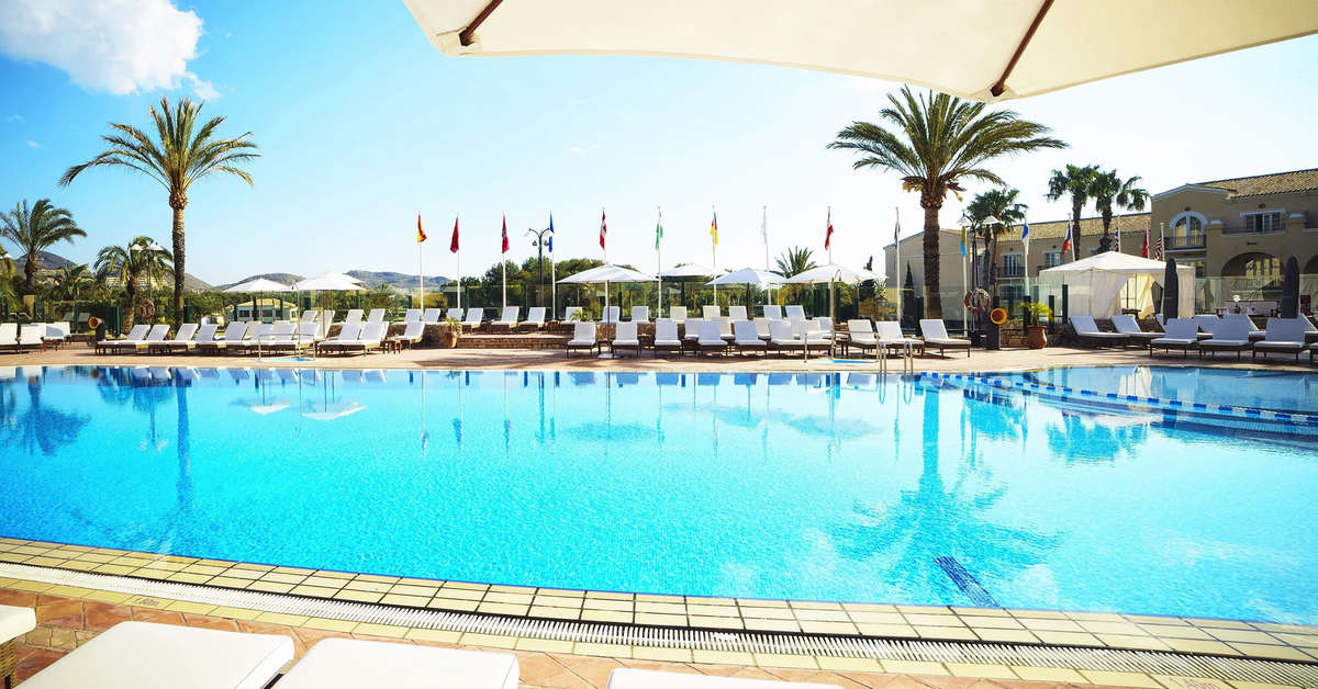 Een foto van het zwembad bij La Manga Club Principe Felipe