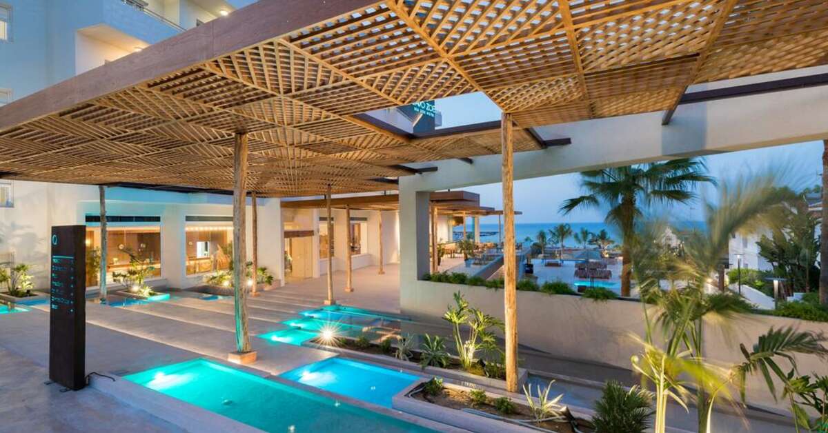 Een foto van de buitenkant van Cavo Zoe Seaside Hotel