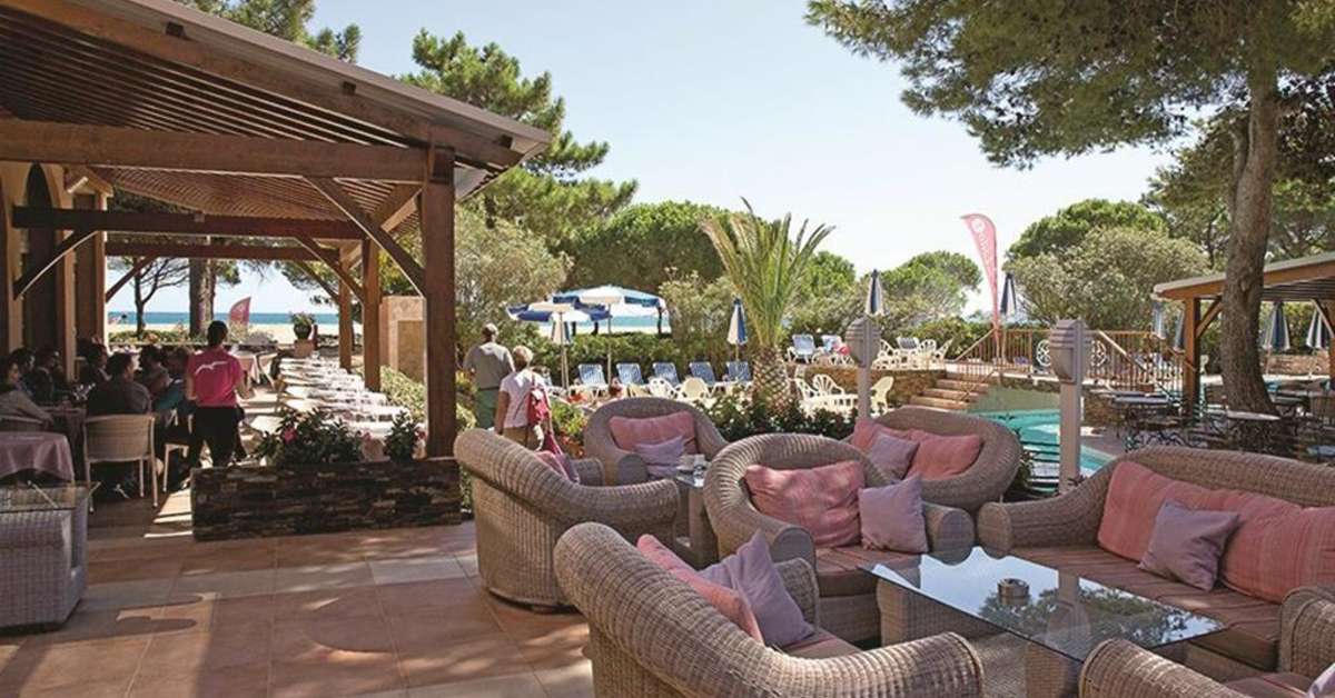 Een foto van het terras bij Le Lido