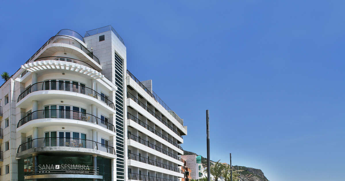 Een foto van de buitenkant van Sana Sesimbra Hotel
