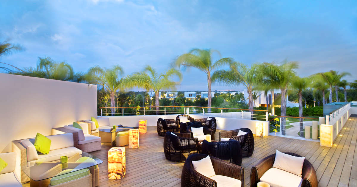 Een foto van het terras bij Blue Diamond Riviera Maya