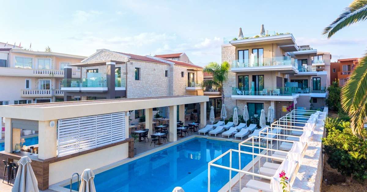 Ein Foto vom Pool im Airis Boutique & Suites