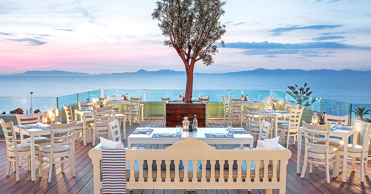 Een foto van het terras bij Sheraton Rhodes Resort