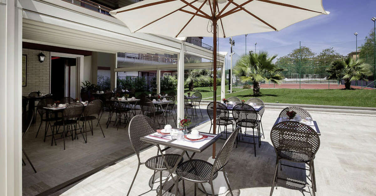 Een foto van het terras bij Aparthotel Adagio Rome Vatican