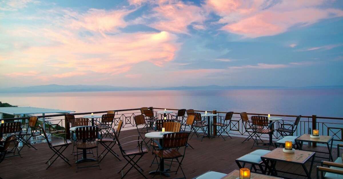 Een foto van het terras bij Blue Bay Hotel