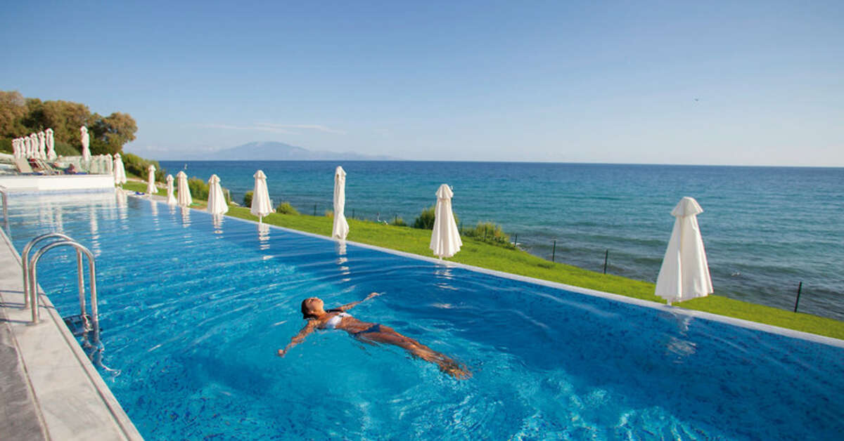 Een foto van het zwembad bij AluaSoul Zakynthos