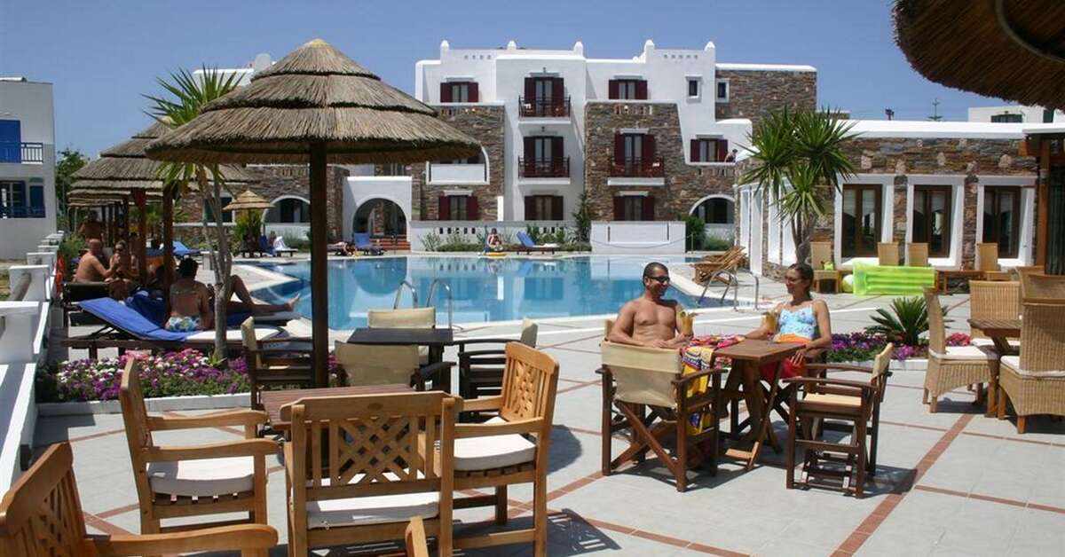 Een foto van het terras bij Naxos Resort Beach Hotel