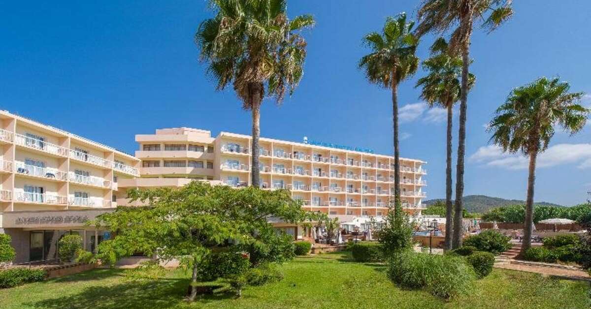Een foto van de buitenkant van Invisa Hotel Es Pla