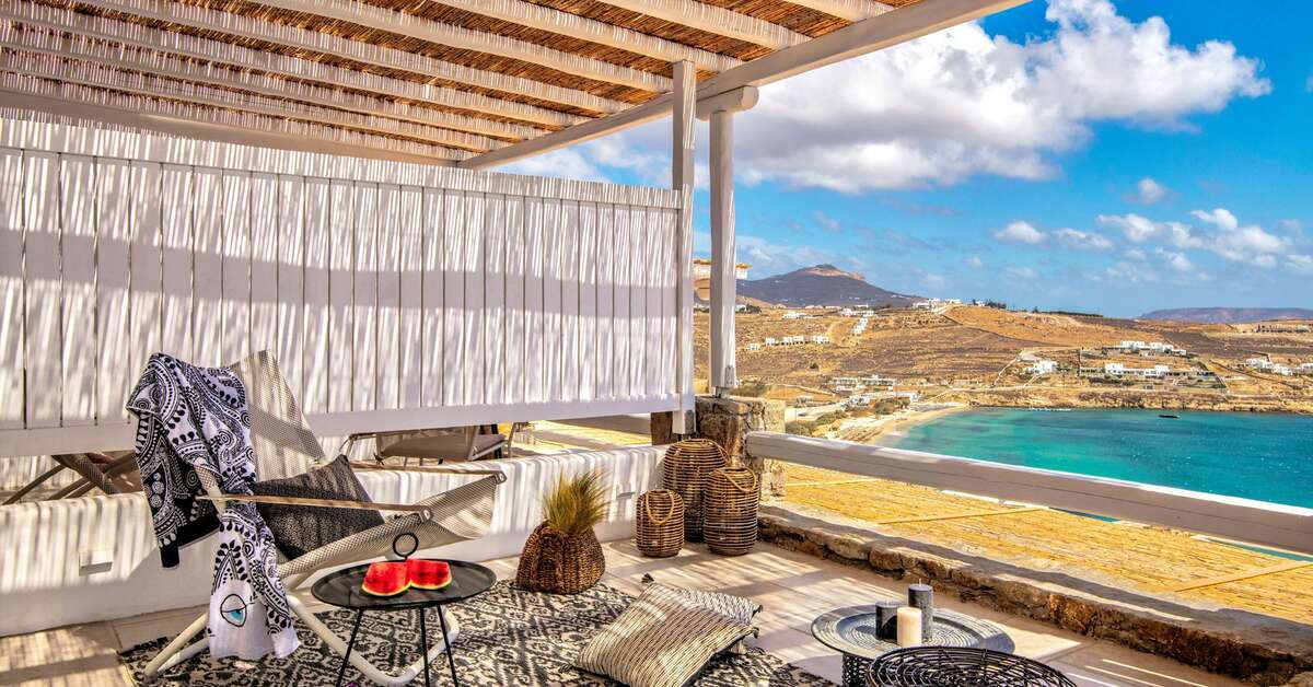 Een foto van het terras bij Mykonos Bliss Cozy Suites