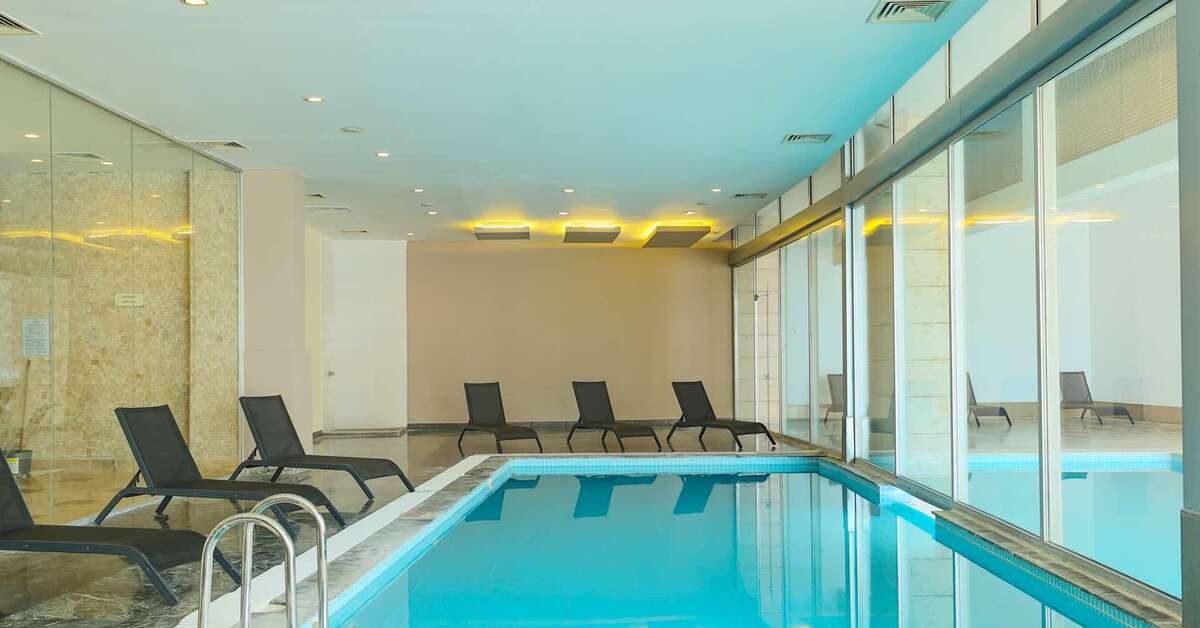 Een foto van het zwembad bij Crystal Centro Pearl Collection