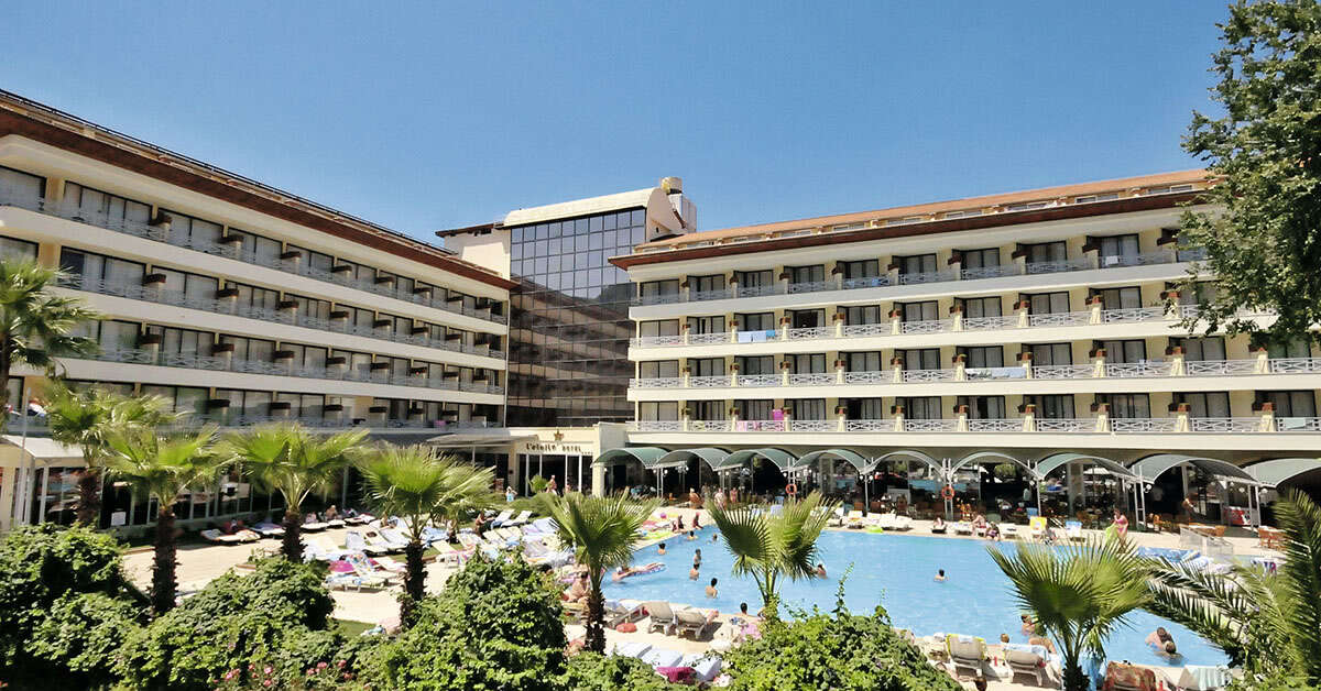 Een foto van het zwembad bij L'Etoile Hotel