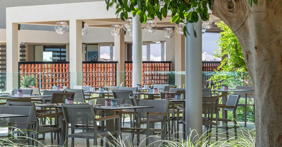 Een foto van het terras bij Amada Colossos Resort