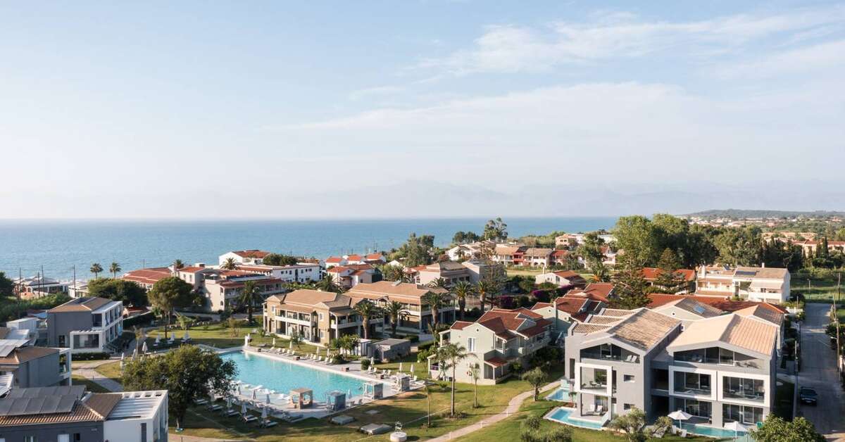 Ein Foto vom Pool im Acharavi Beach Hotel
