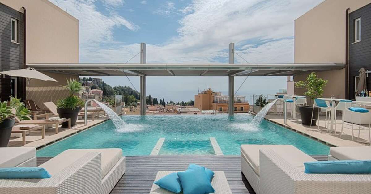 Een foto van het zwembad bij NH Collection Taormina