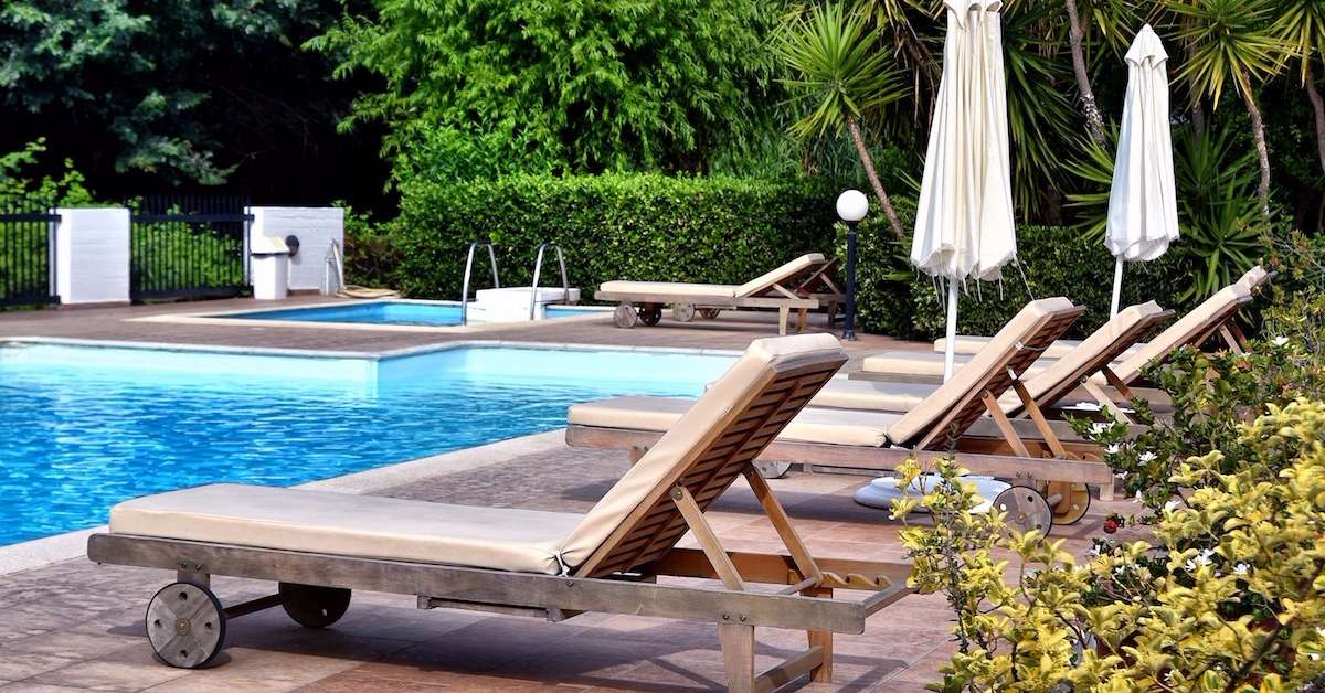 Een foto van het zwembad bij Skiathos Korali Hotel