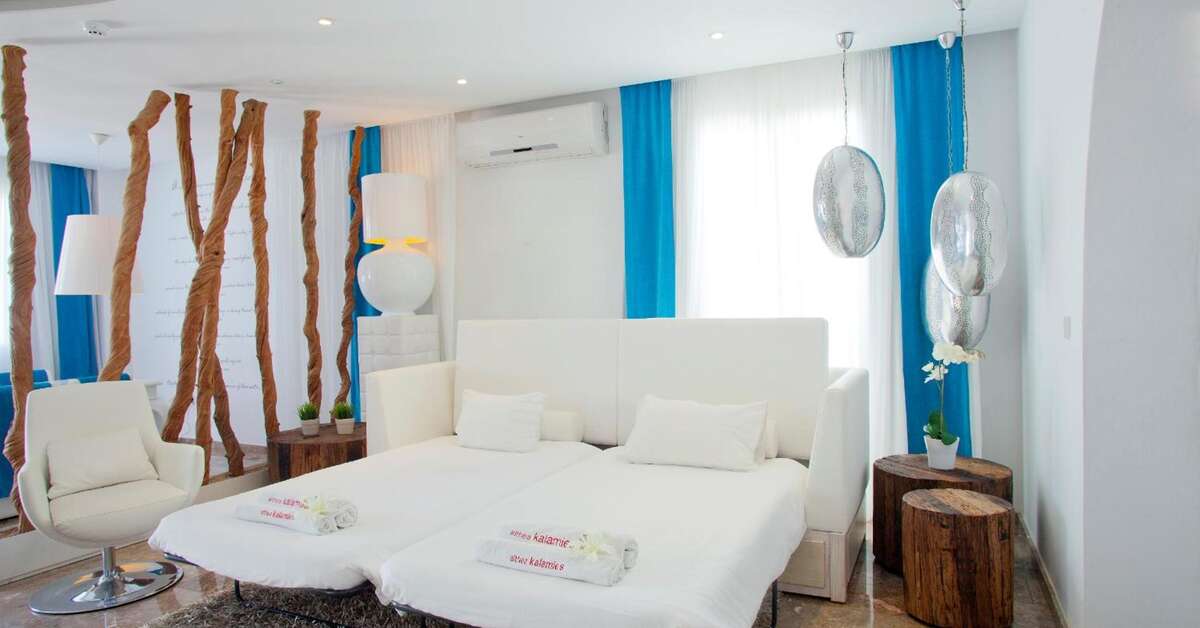 Een foto van het interieur van Louis Althea Kalamies Luxury Villas