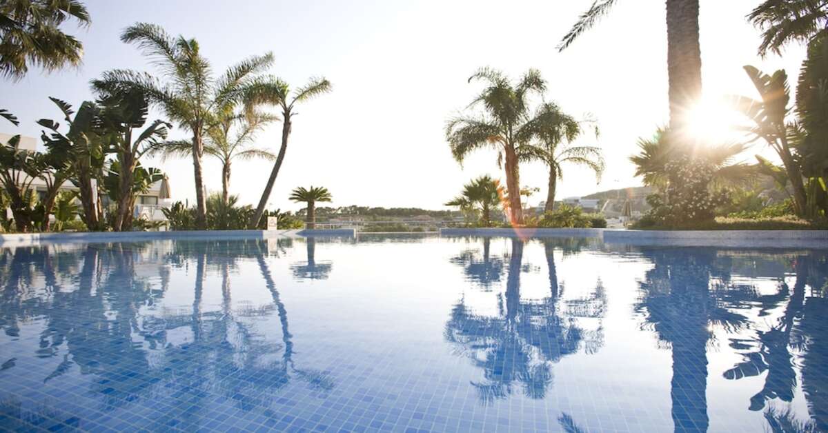 Een foto van het zwembad bij Eurostars Sitges