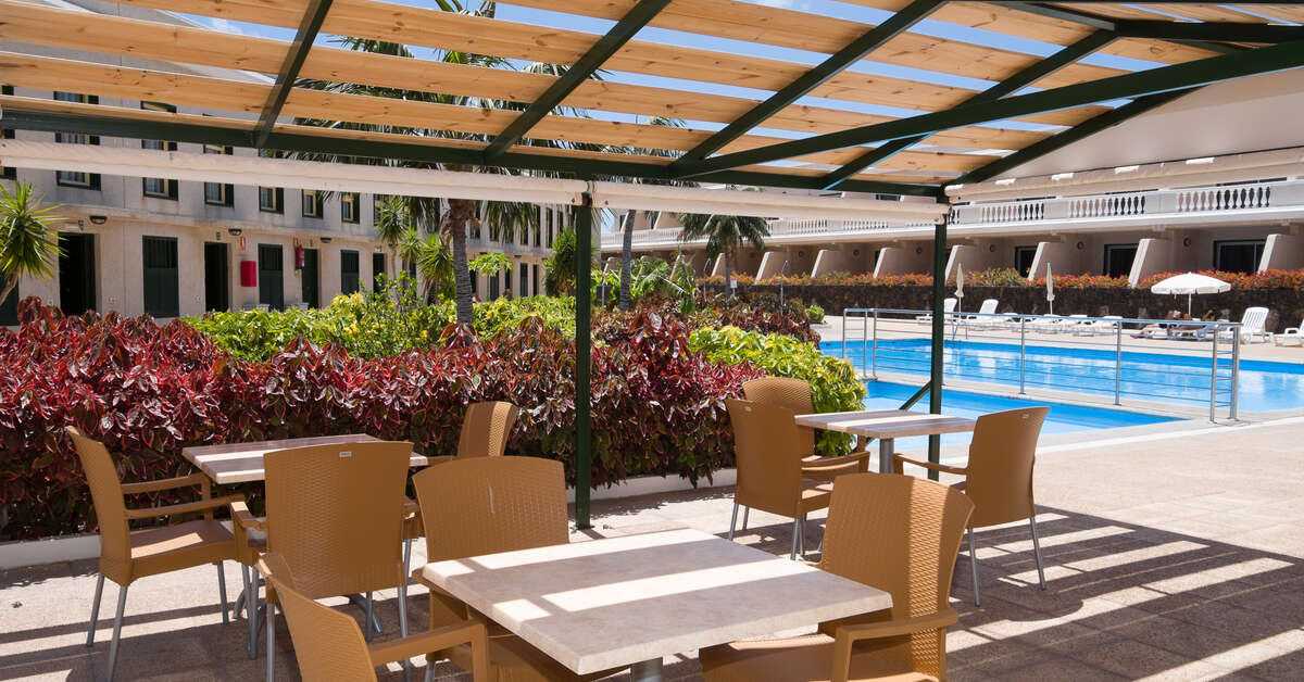 Een foto van het terras bij Appartementen Charco del Conde