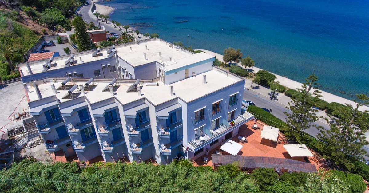 Een foto van de buitenkant van Hotel Tourist Cefalu
