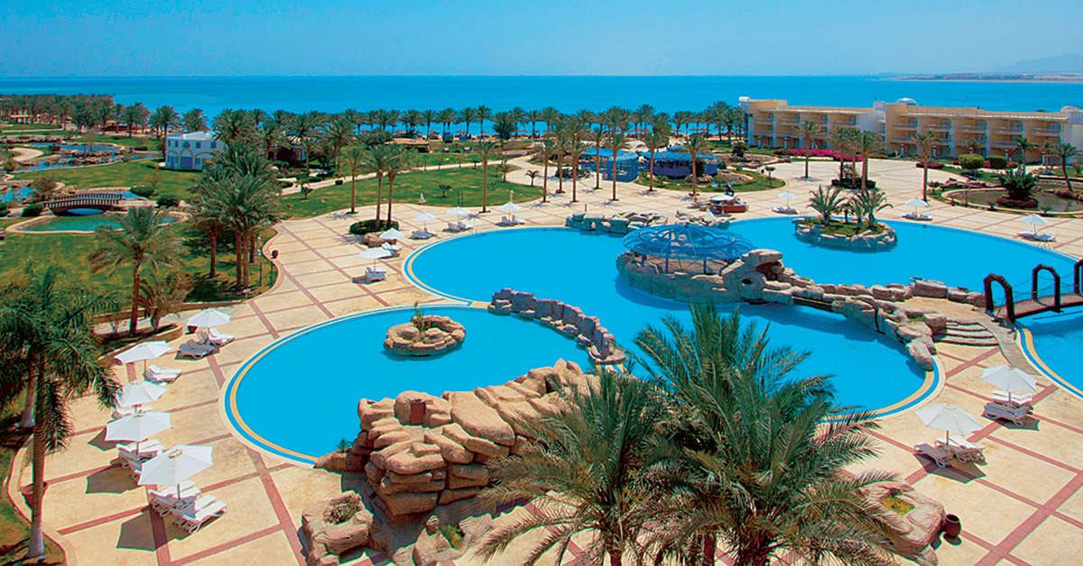 Een foto van het zwembad bij Palm Royale Soma Bay