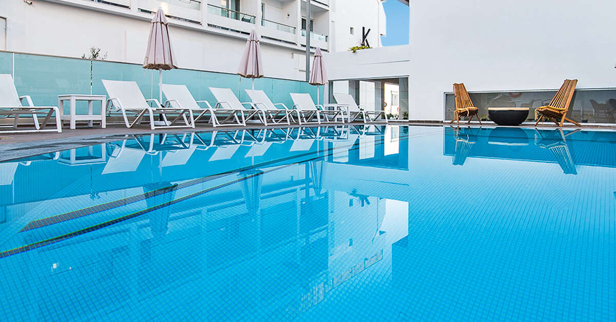 Ein Foto vom Pool im Kahlua Hotel & Suites