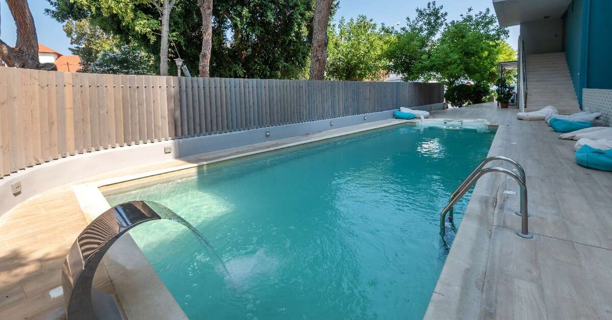 Een foto van het zwembad bij Triton Boutique Hotel