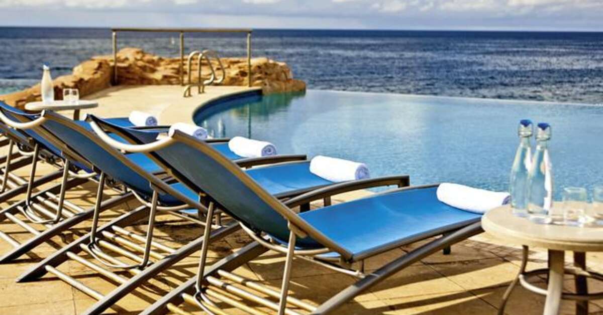 Een foto van het zwembad bij Renaissance Wind Creek Curacao Resort
