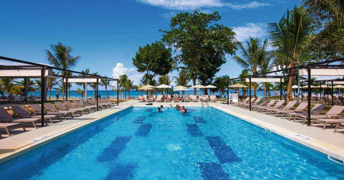 Een foto van het zwembad bij Riu Palace Tropical Bay
