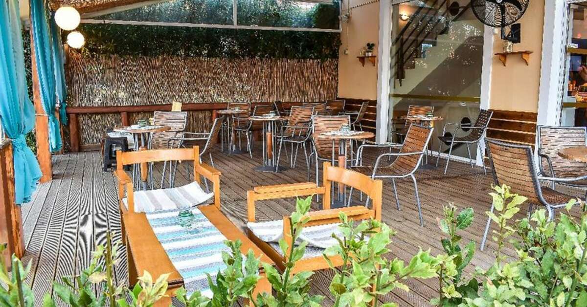 Een foto van het terras bij Govino Bay Corfu