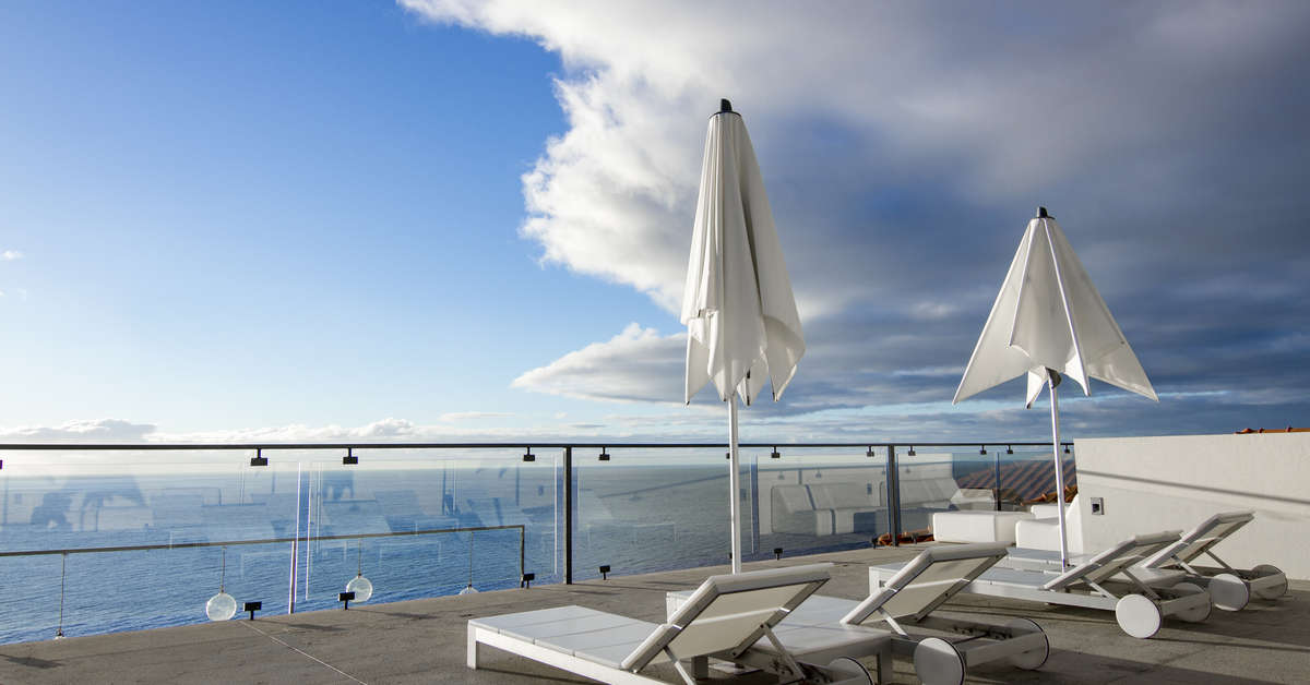 Een foto van het terras bij Estalagem Ponta Do Sol