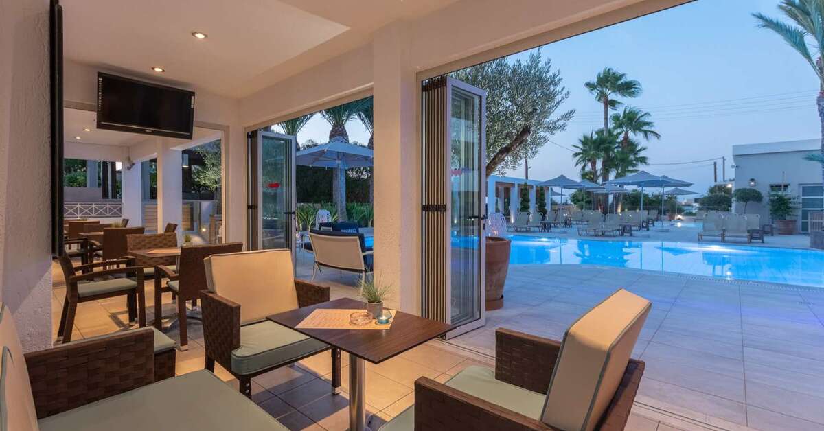 Een foto van het terras bij Dedalos Hotel