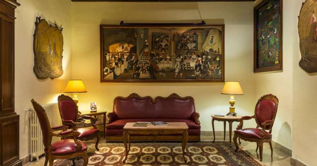 Een foto van het interieur van Meson Castilla Atiram